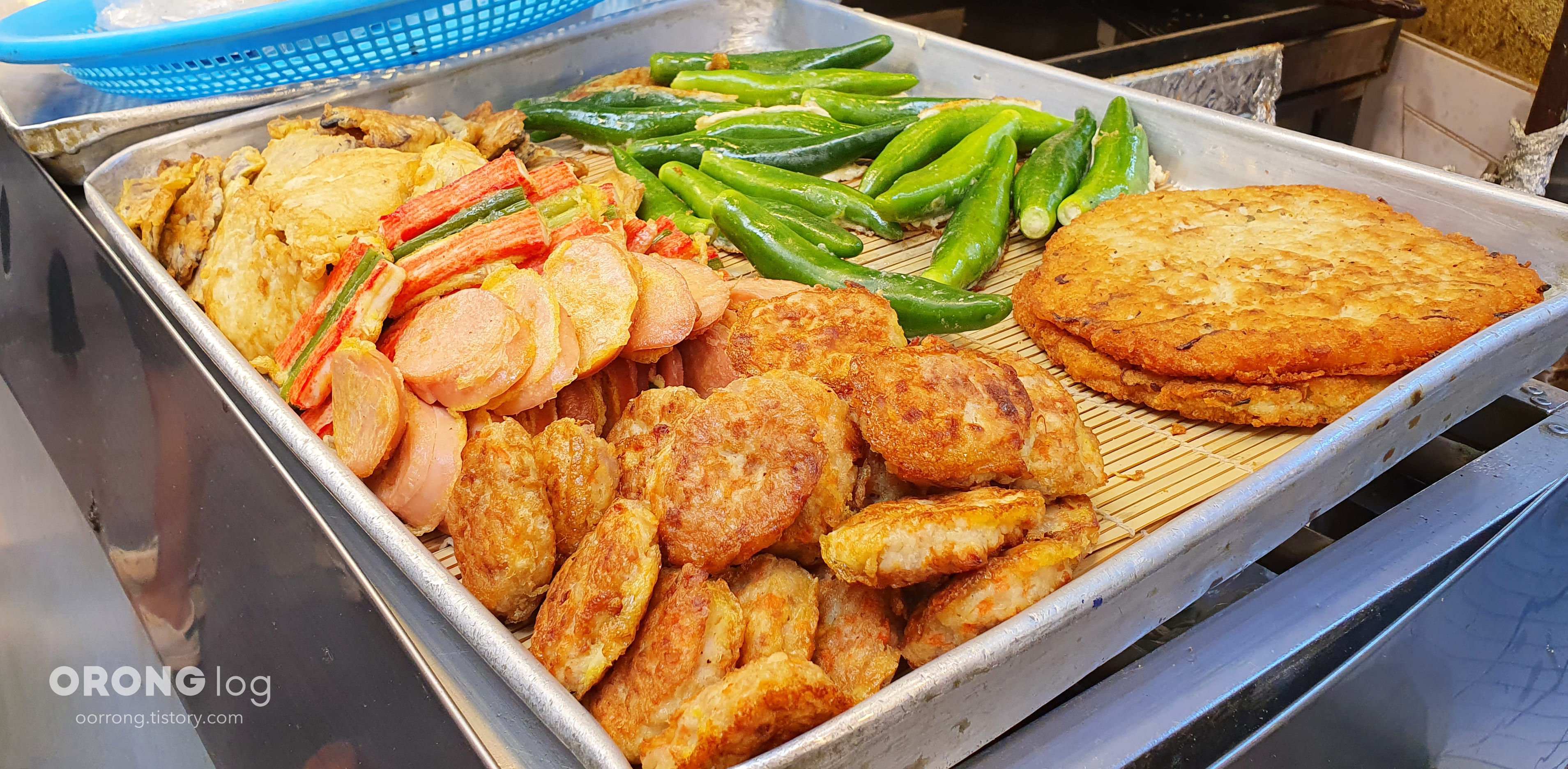 가게 입구에 진열되어 있는 모둠전과 육회