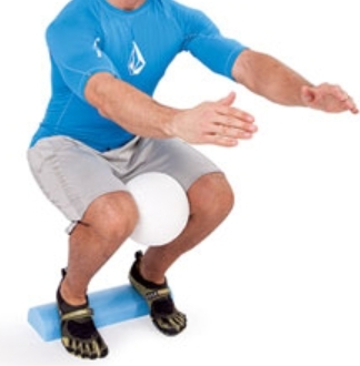 O다리 교정 운동 5가지: 공 스쿼트