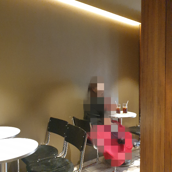 삼성역 스페셜티 커피 전문점 펔스 커피 (Perks Coffee)_흰 테이블과 검은색 의자에 앉아 있는 여자