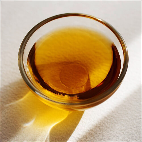 기름이 담긴 유리 그릇