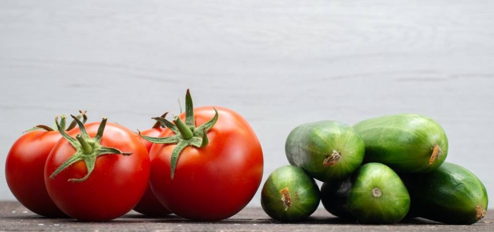 토마토와 오이가 나란히 놓여있다.