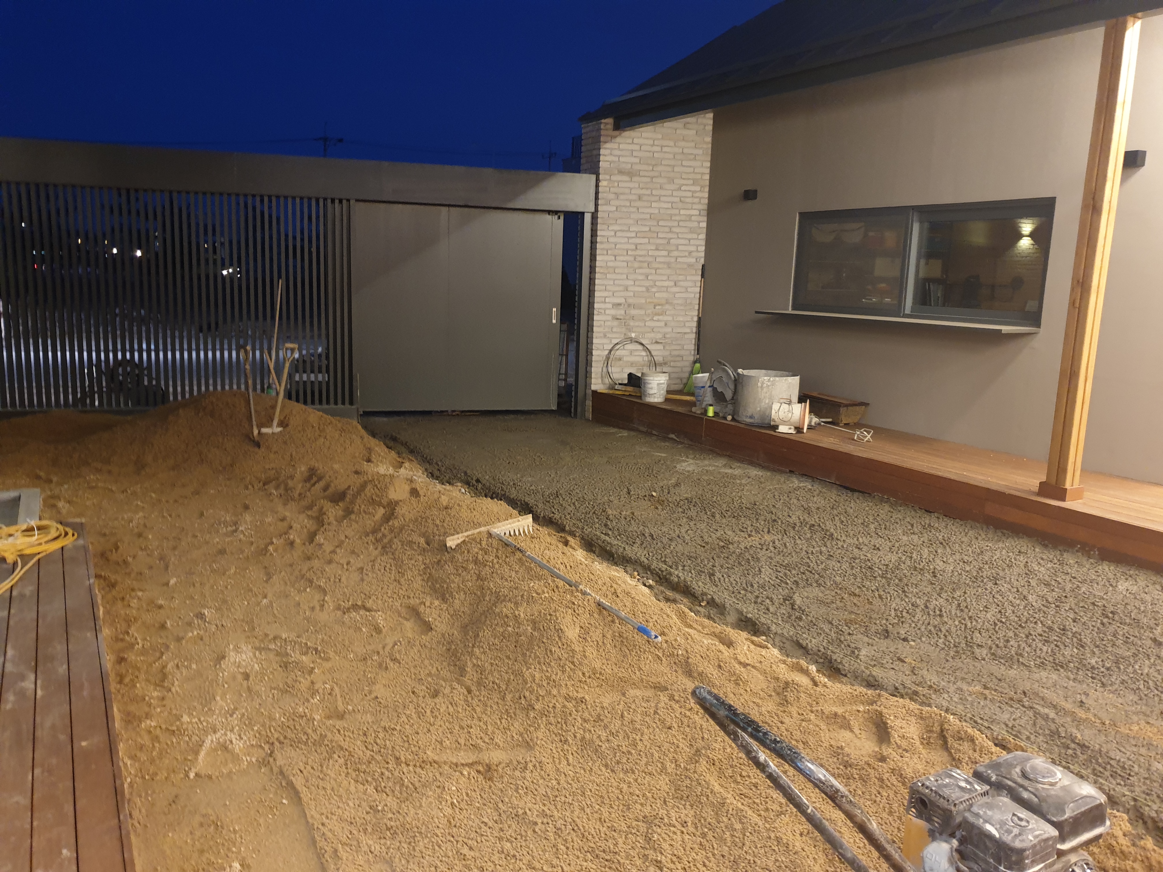 스타코와 철루버로 마감된 집 외장의 모습