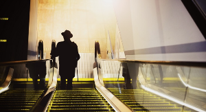 계단을 내려가는 남성