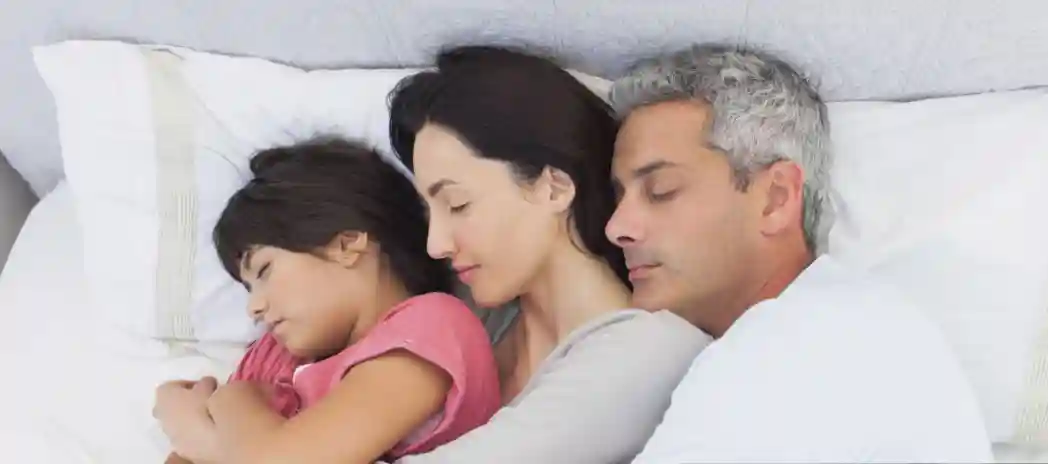 부모님과 딸이 자고있는 모습