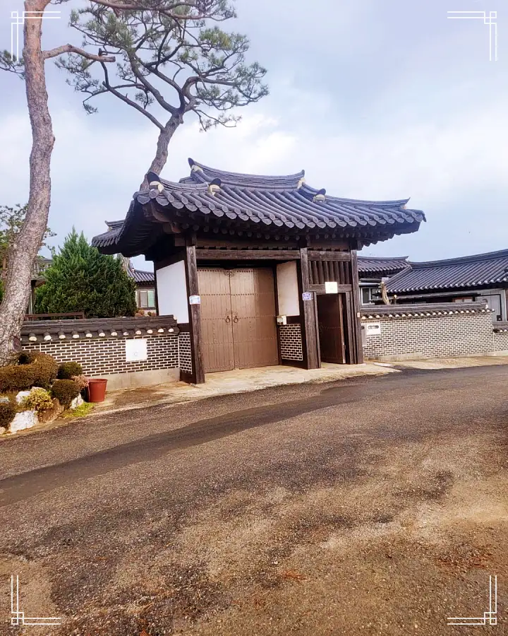 생방송오늘저녁 소나무 기와집 한옥 스테이 숙소 독채 온수풀장 스파 대부도 펜션 추천