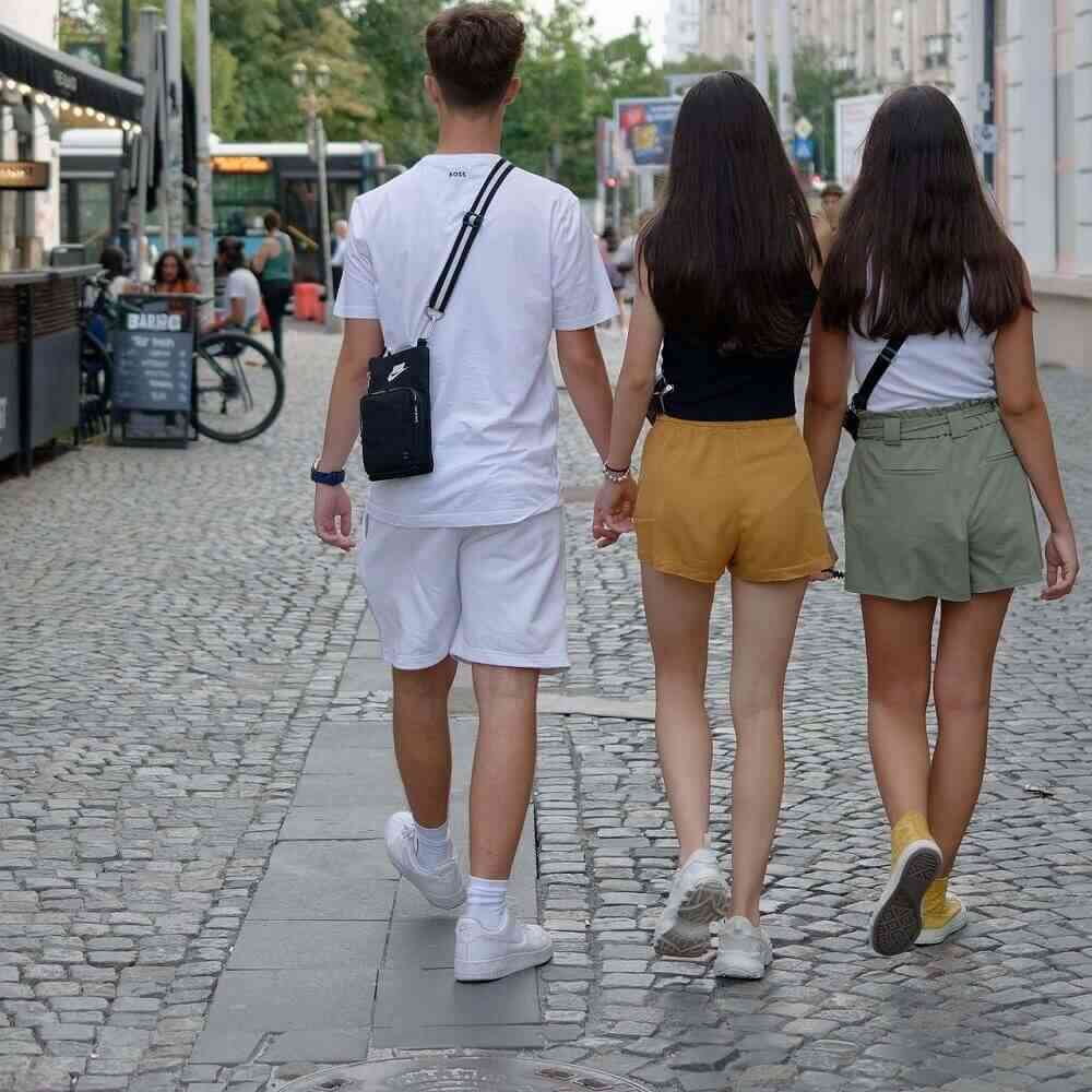 일상생활 속에서 자연스럽게 걷는 사람들의 모습