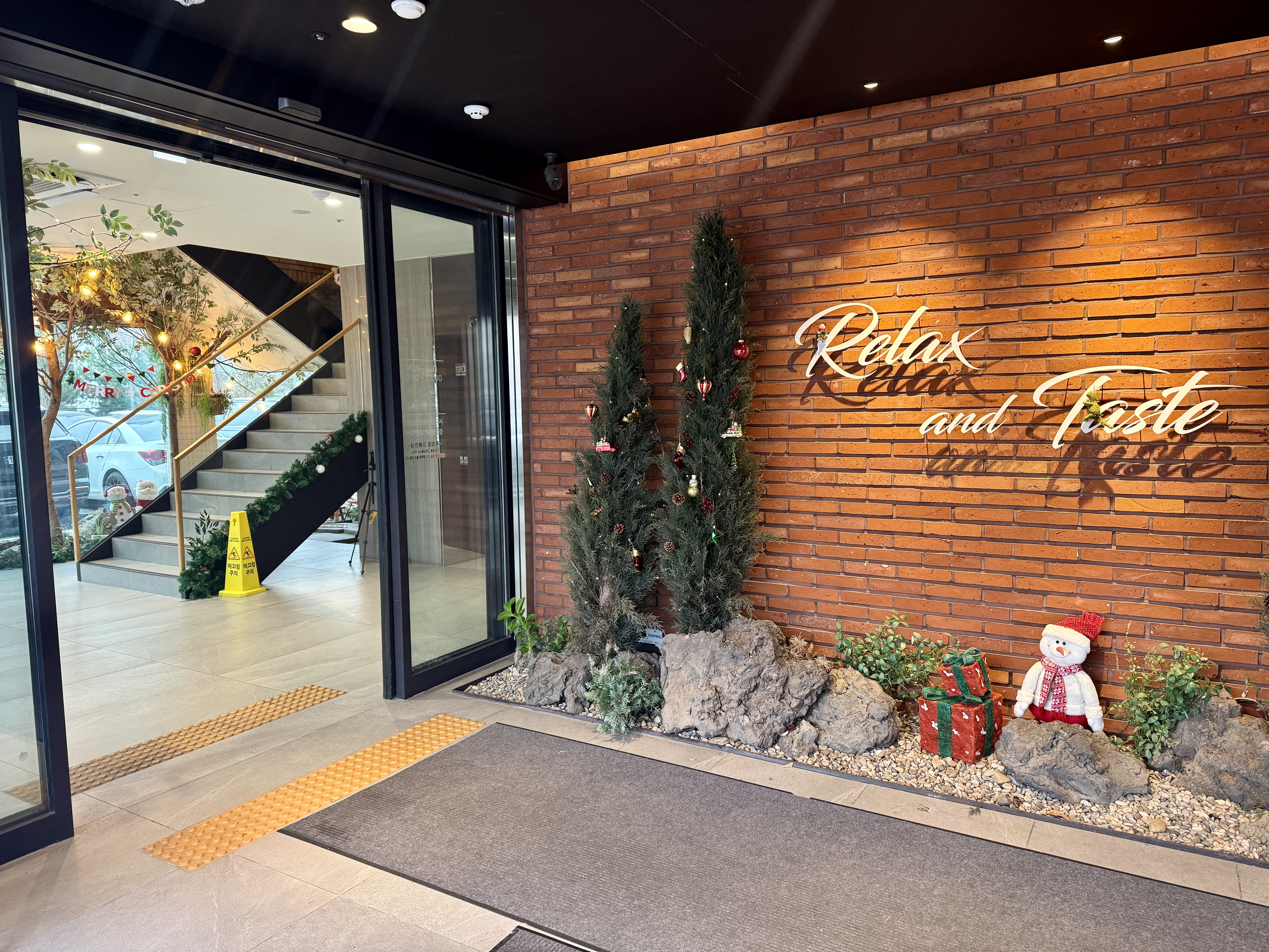 동탄 카페 아스타나 1층 입구 크리스마스 장식&amp;#44; 겨울 시즌 카페 분위기
