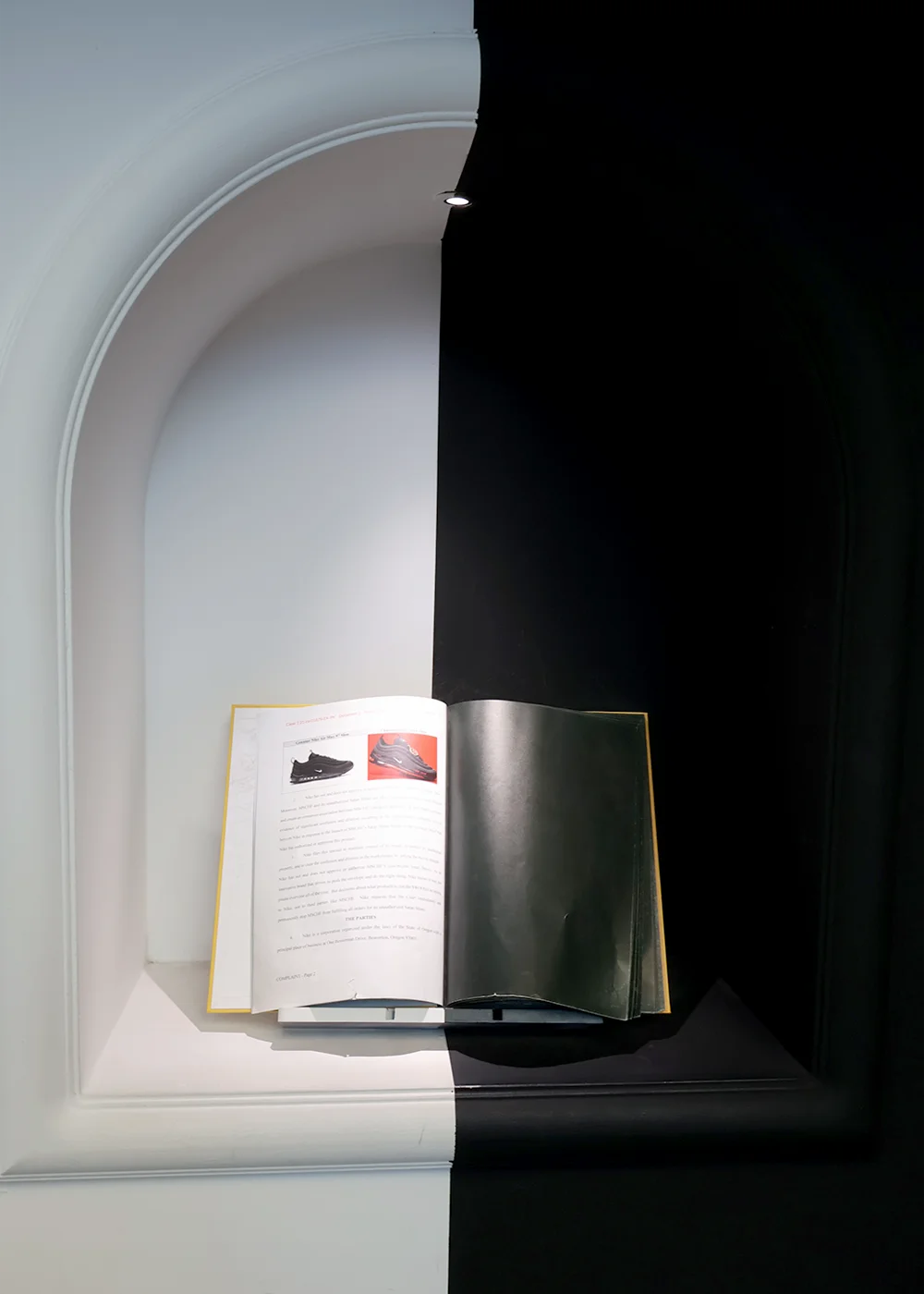 백과-흑-절반으로-나뉜-벽과-잡지에-사탄운동-설명이-있다