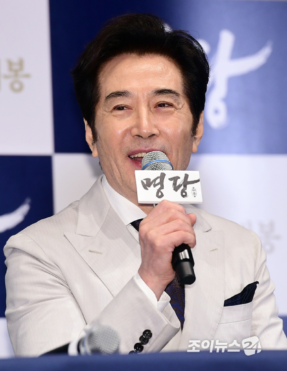 백윤식이 영화 &#39;명당&#39;(감독 박희곤) 언론시사회에서 이야기하고 있다. [사진=정소희 기자]