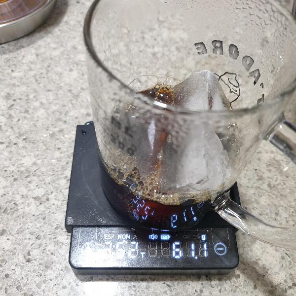 메리타 드리퍼로 온도계 및 저울 없이 아이스 커피 추출하기 with 다이소 드립포트_얼음 넣기