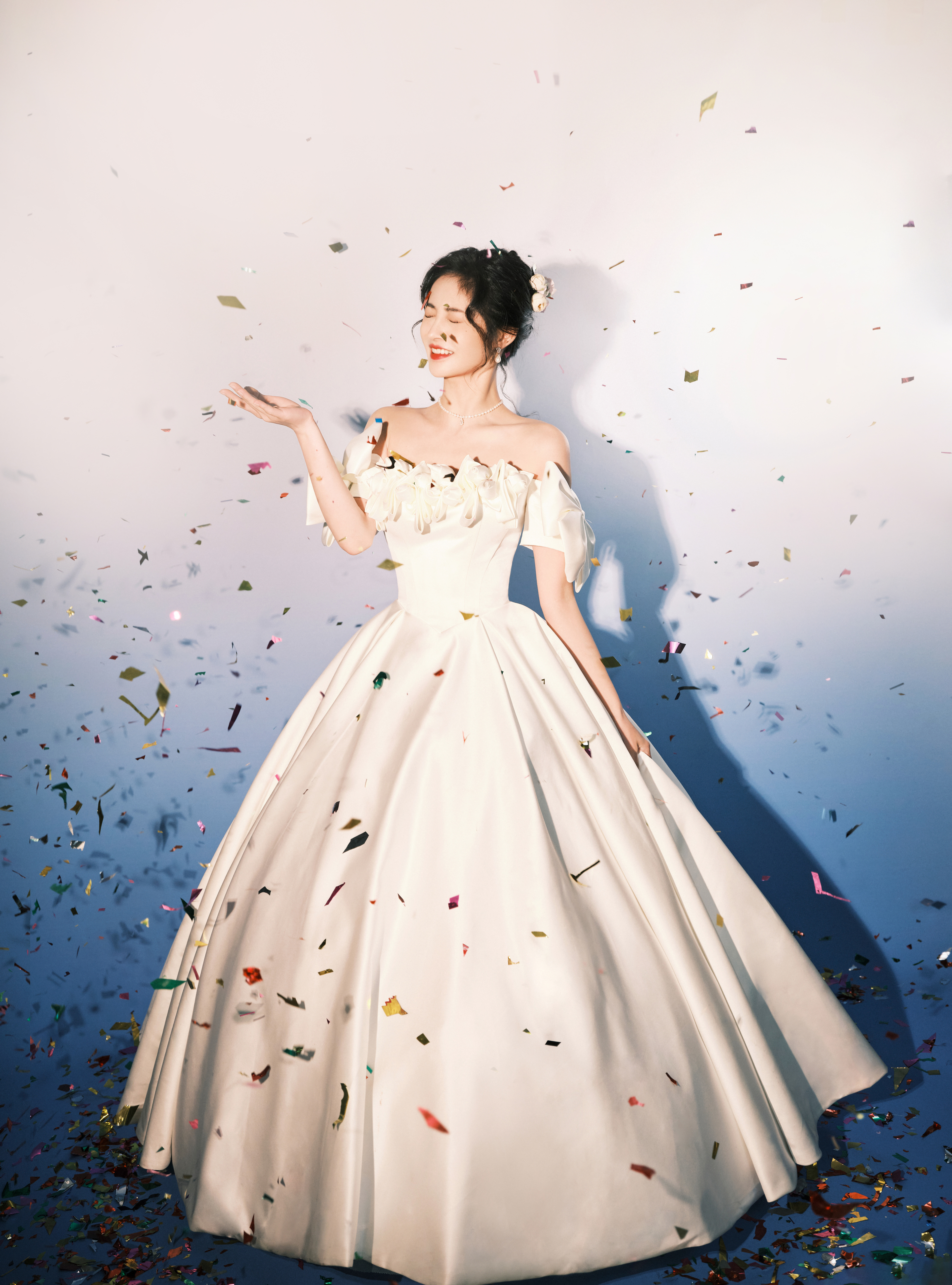 놀라서 눈을 감는 주결경
