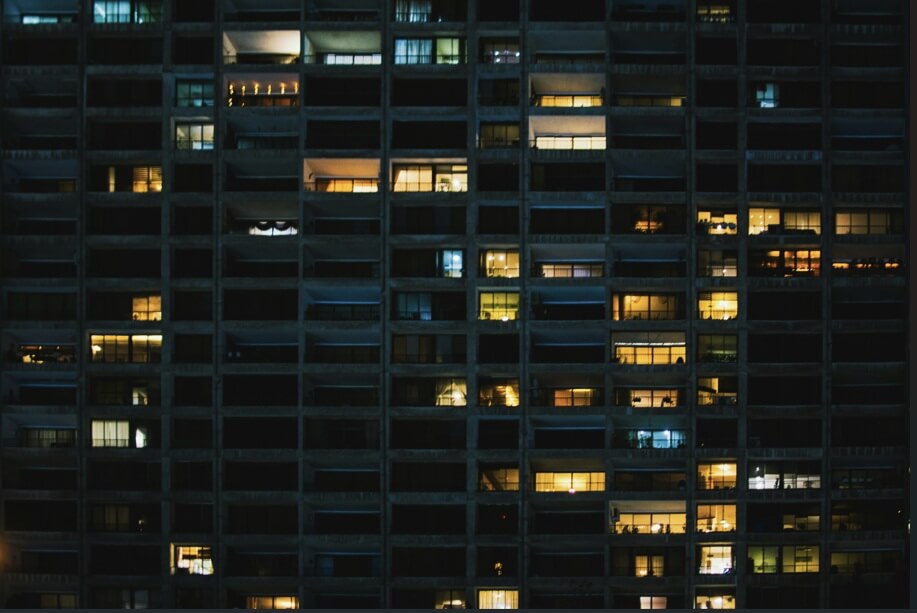 영화 이창 히치콕 관음증 상징 밤의 아파트 창문 불빛 서스펜스