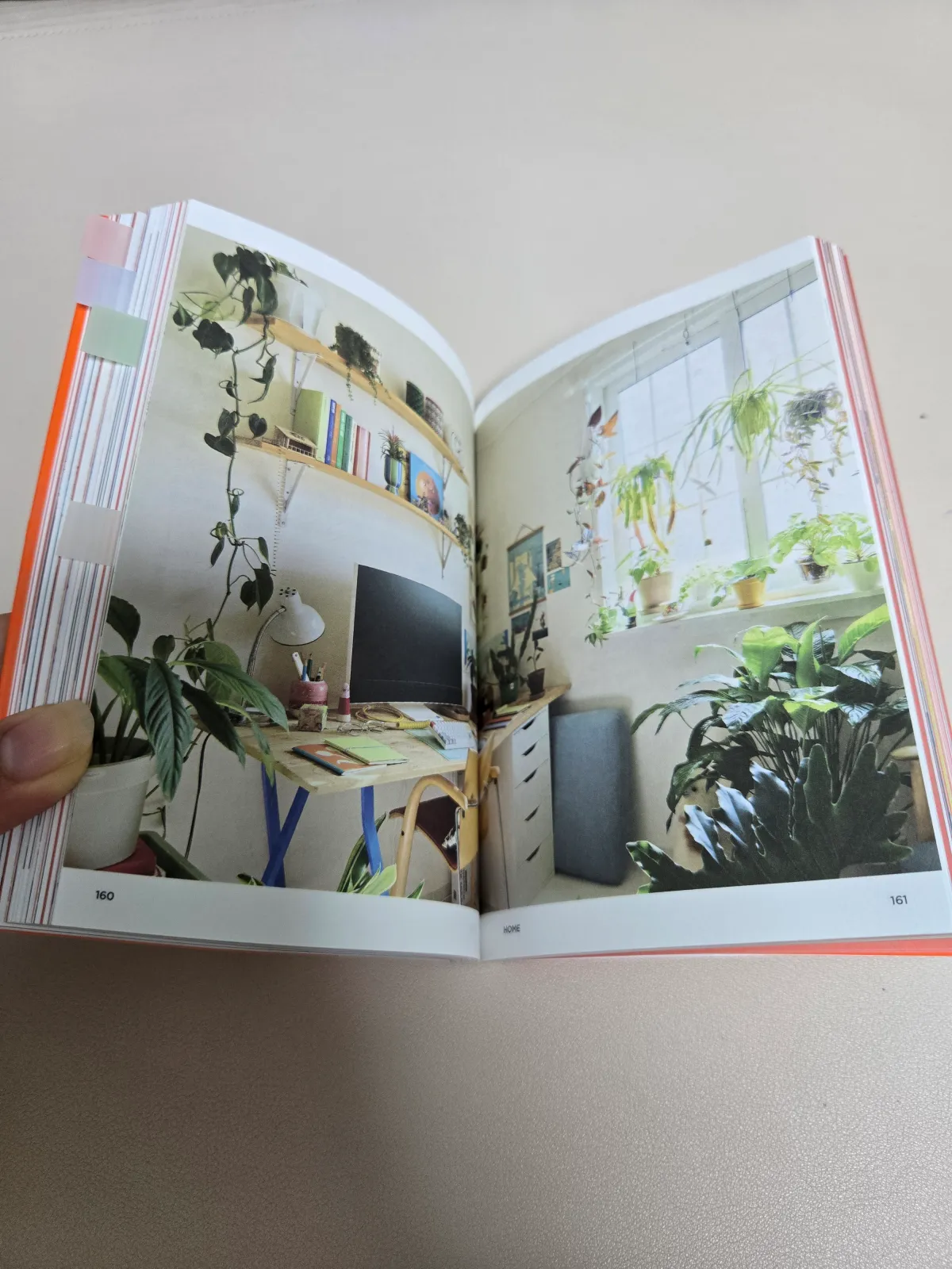 플랜테리어로-꾸며진-서재방