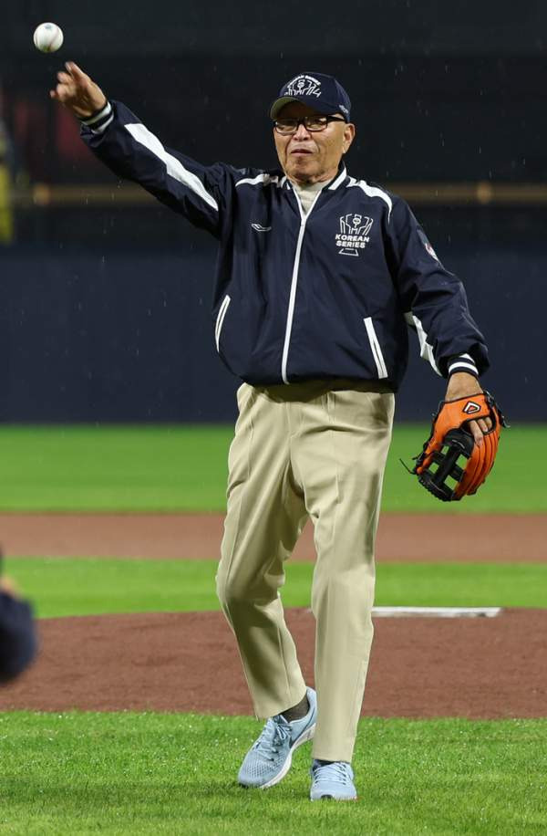2024 KBO 한국시리즈 1차전 시구 김응용 전 프로야구 감독