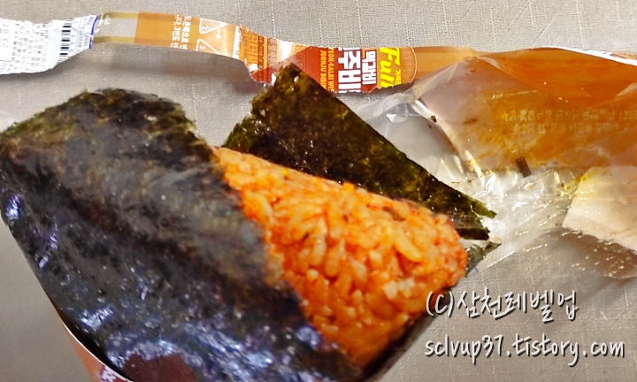 포장 벗긴 후 삼각김밥 모습