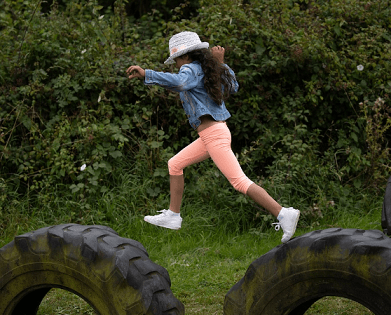 장애물을-넘고-있는-아이