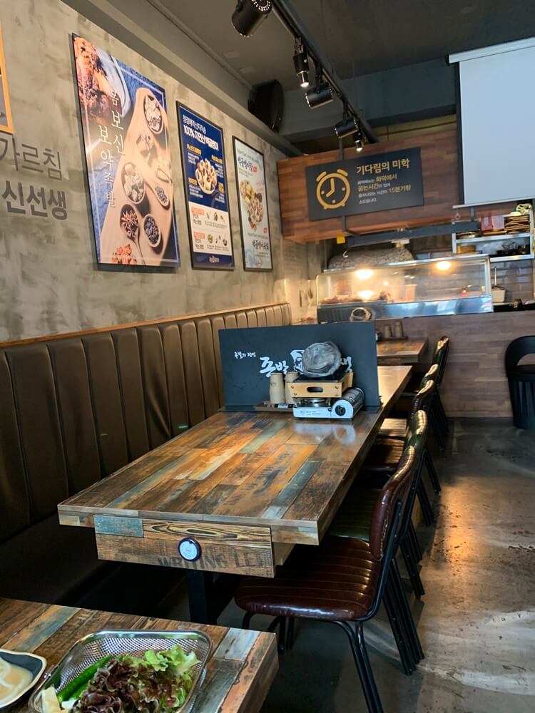 안쪽 자리 4인, 2인 테이블