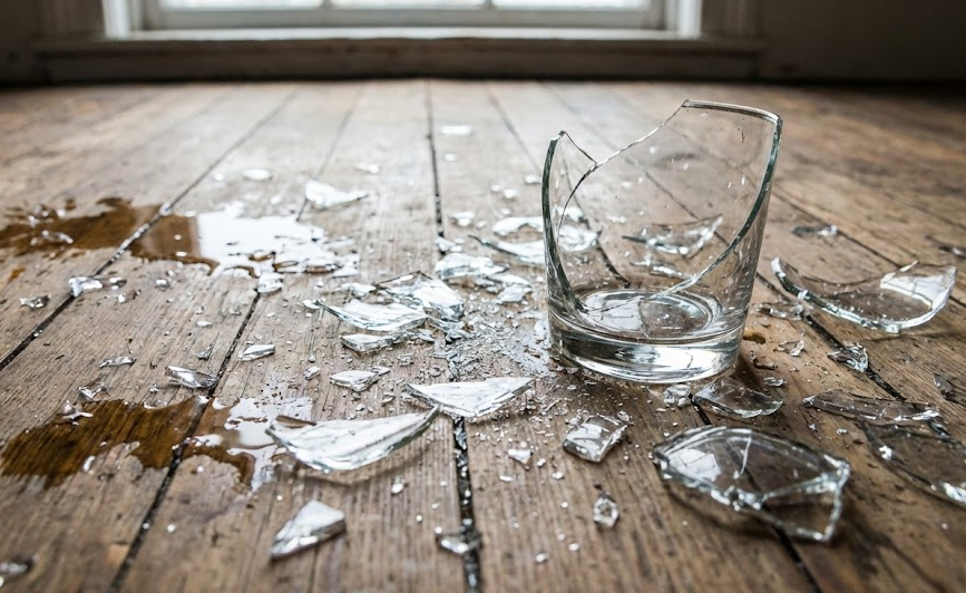 와장창 깨진 유리컵, 청소기 돌리지 마세요! '식빵' 한 장이면 미세 유리 가루까지 완벽 청소