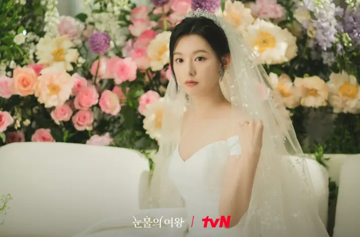 눈물의 여왕- 꽃들이 가득한 웨딩식장 흰의자에 흰색 웨딩드레스를 입고 앉아있는 김지원