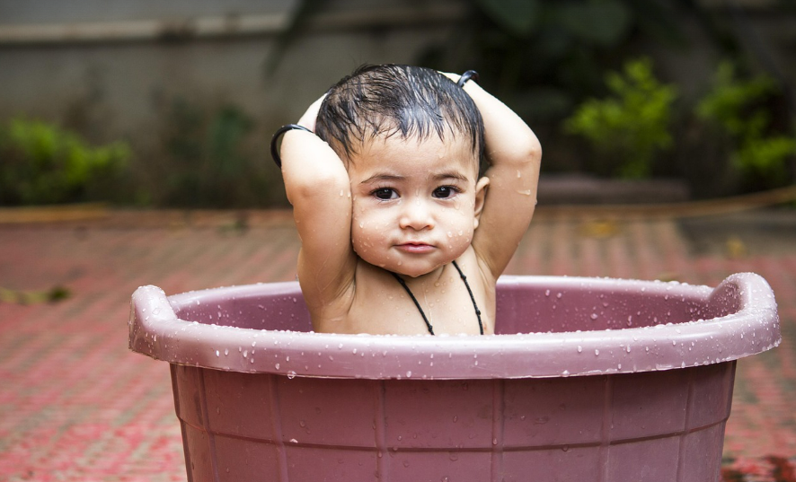 목욕하는 아이