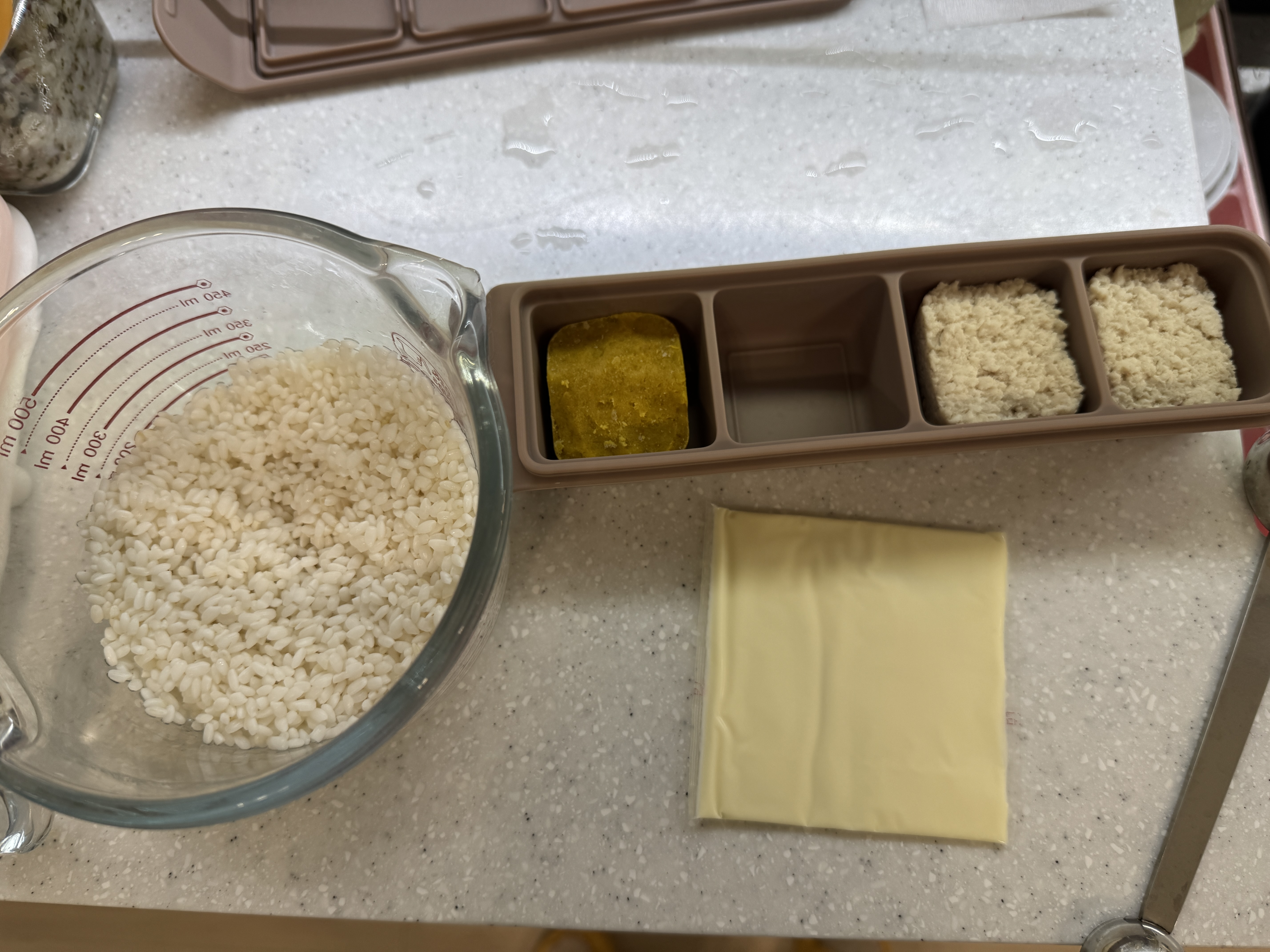 불린 쌀&amp;#44; 닭고기&amp;#44; 단호박&amp;#44; 치즈 재료 사진