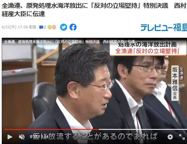 정장을 입은 남자들이 의자에 앉아 있다.