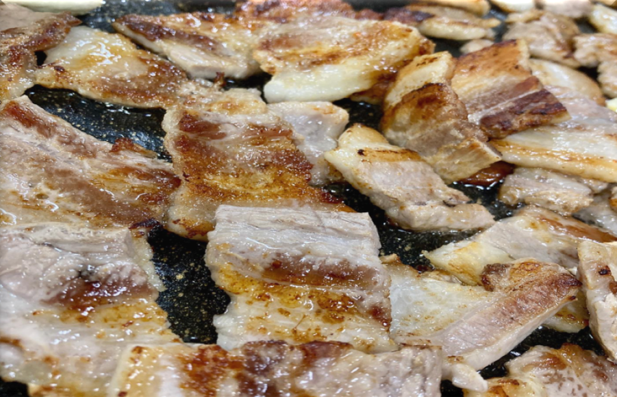 돌판에서-고기가-지글지글-맛있게-구워지는-모습