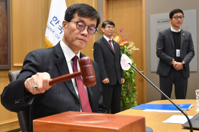 이창용 한국은행 총재가 28일 서울 중구 한국은행에서 열린 금융통화위원회에서 의사봉을 두드리고 있다.