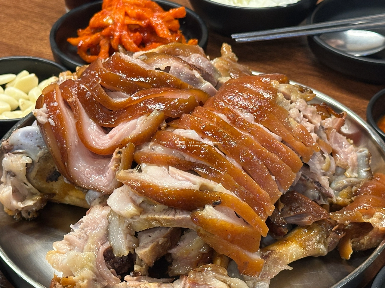 만족오향족발 사당역점의 오향족발 앞발 접시를 다른 각도로 촬영한 사진