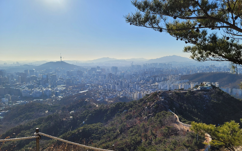 인왕산 정상에서 바라보는 서울 풍경