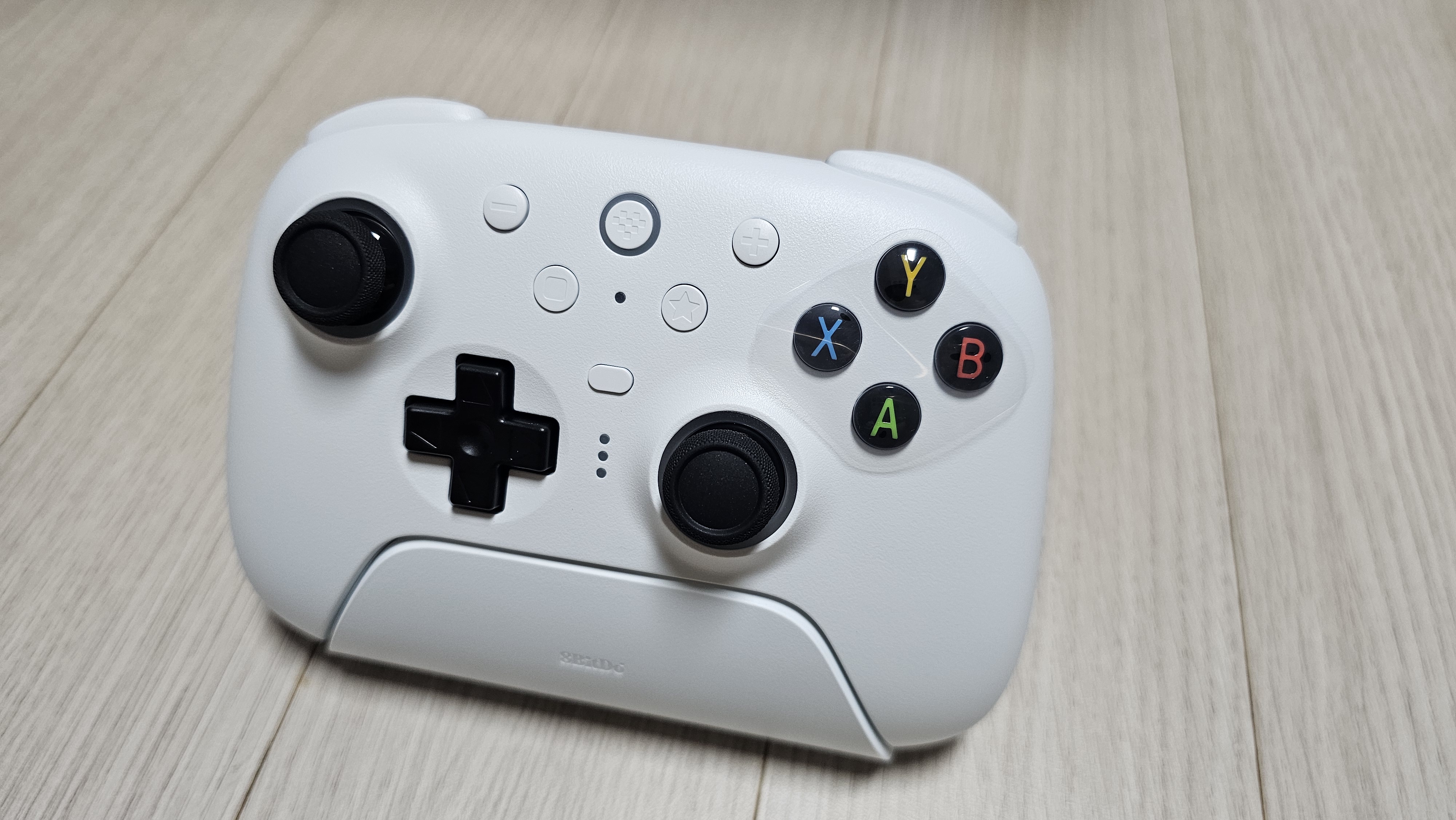 8BitDo 팔비또 그립과 스틱 디테일(홀센서 스틱)