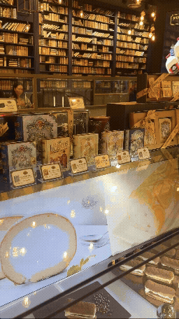 수지 롯데몰 베질루트 내부로 들어가는 장면&amp;#44; 진열된 다양한 홍차 상품과 서재형 인테리어