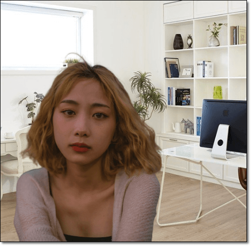 월경전 증후군 증상으로 우울한 여성