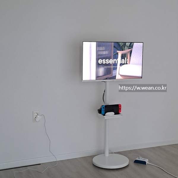 스마트 모니터가 설치되어 있습니다.