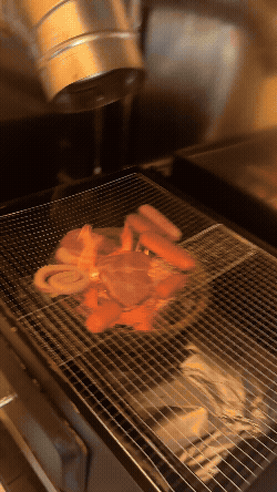 바베큐팩토리 감북점 숯불 그릴 위에서 소시지와 고기를 굽는 장면&amp;#44; 불꽃이 올라오는 숯불 바베큐 타임 gif 