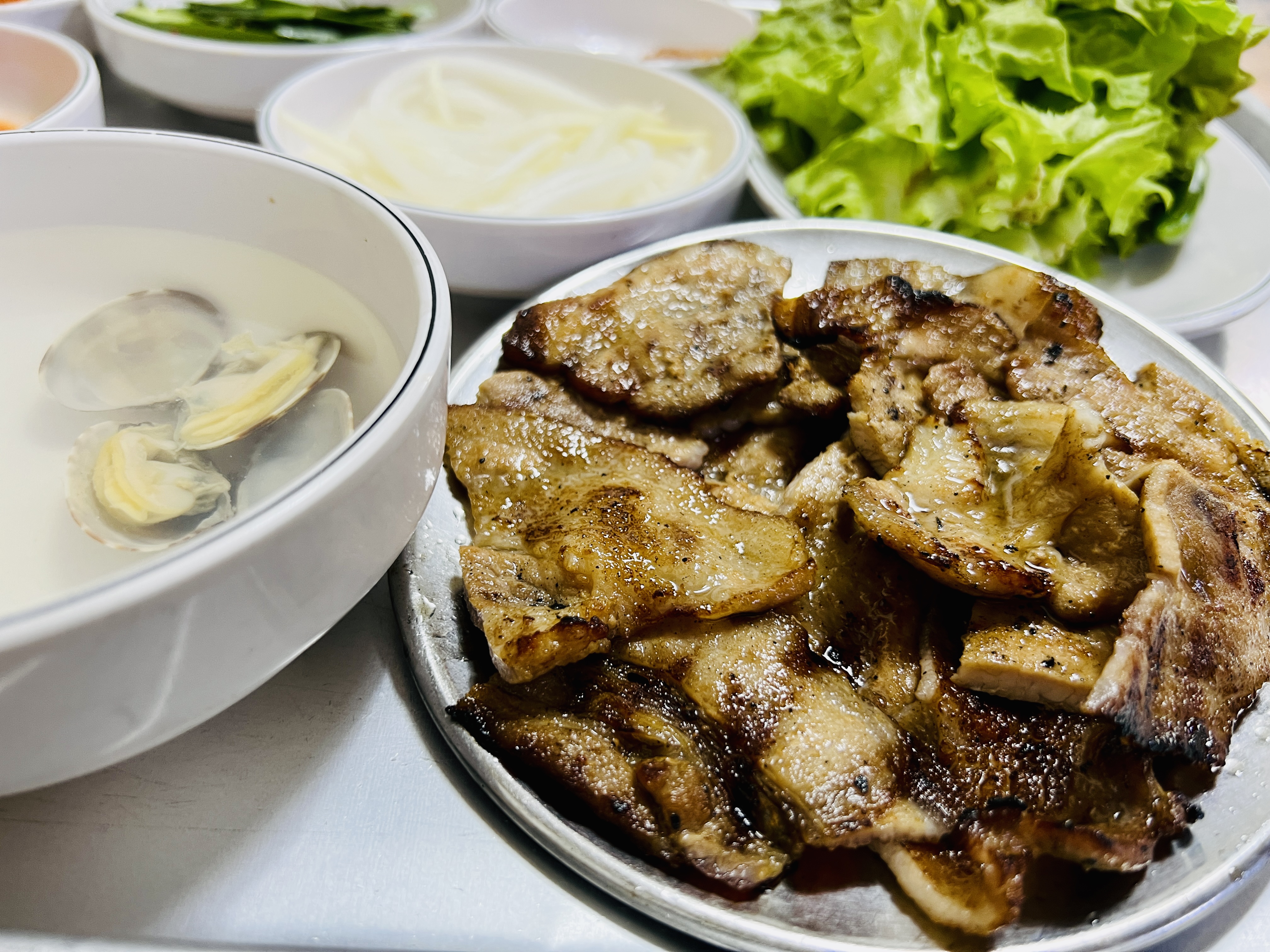 돼지불백이 그릇에 담겨있는 사진