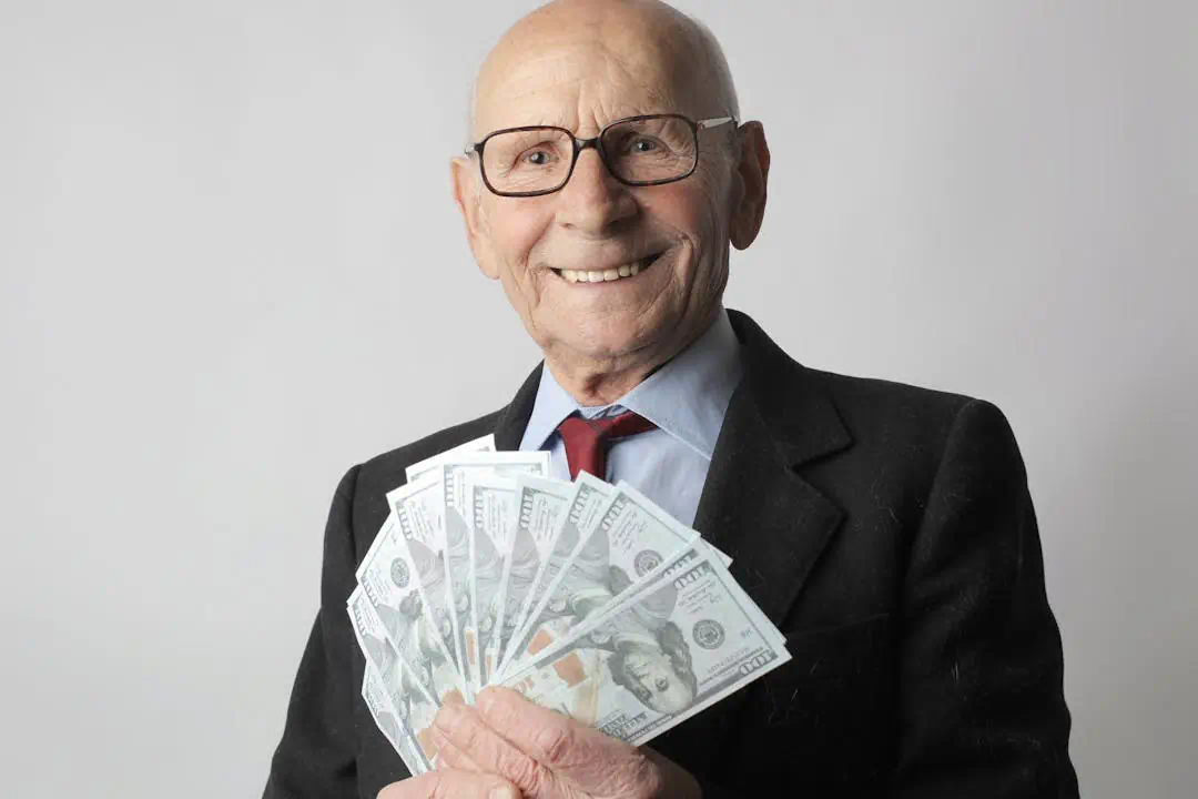 퇴직 후 퇴직연금으로 받은 돈을 들고 있는 노인의 모습