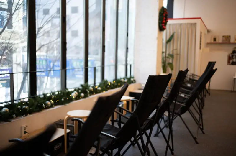 퍼미닛커피-창가석