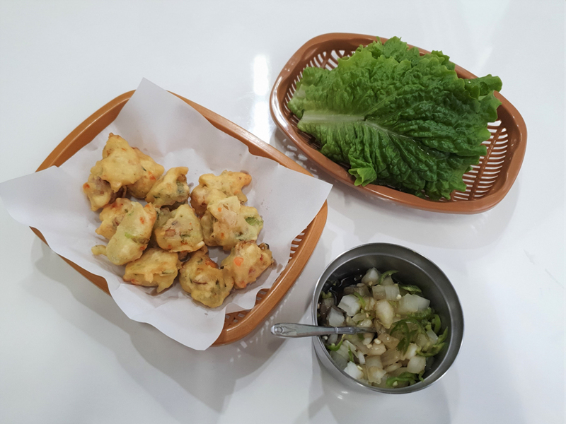 오징어튀김, 상추, 양념장