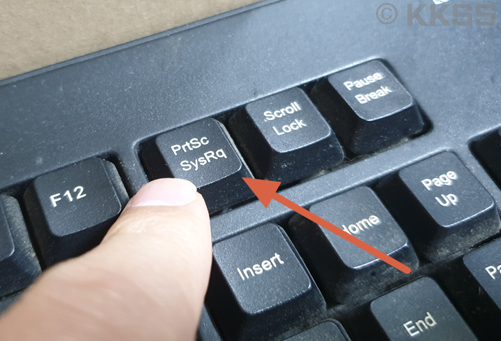 키보드 상단 오른쪽 위에 있는 'PrtSc SysRq' 키를 눌러주면 됩니다.