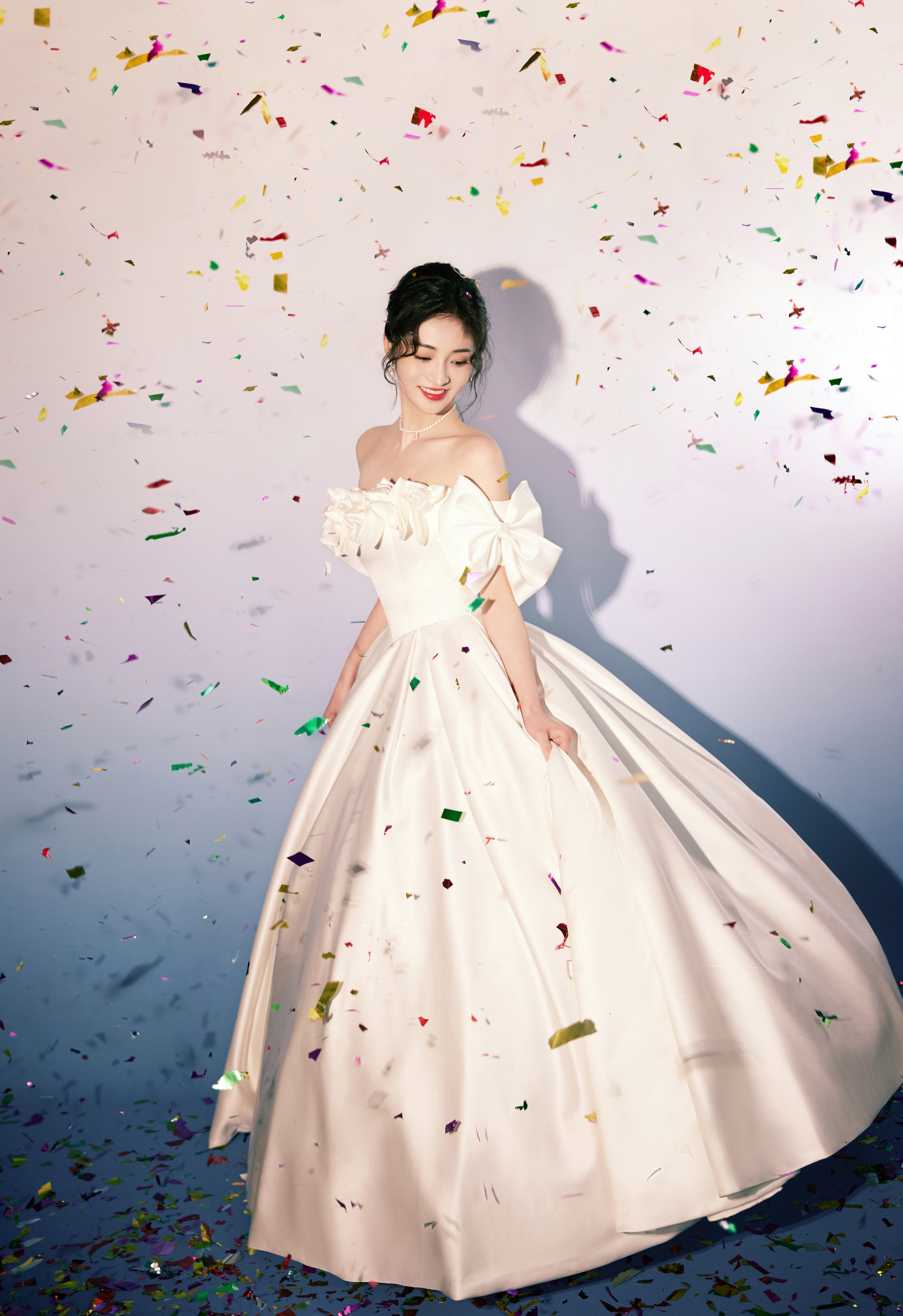 팡파레가 터진 와중에 밝게 웃는 주결경
