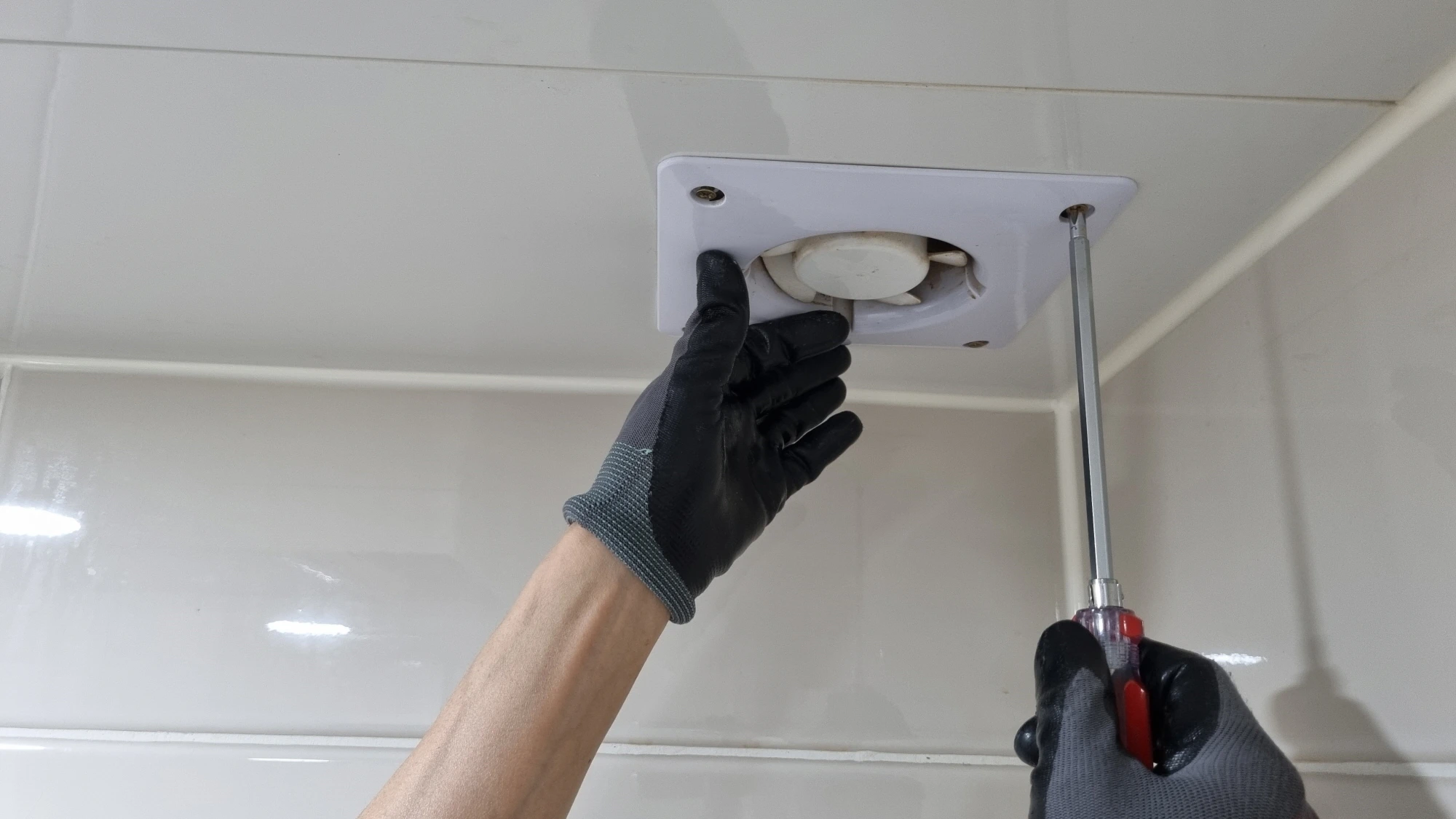 환풍기 고정하는 모습