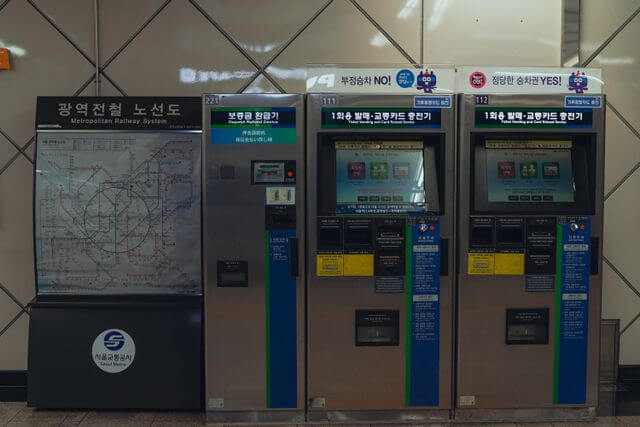 서울 지하철 역에 설치된 교통카드 충전기