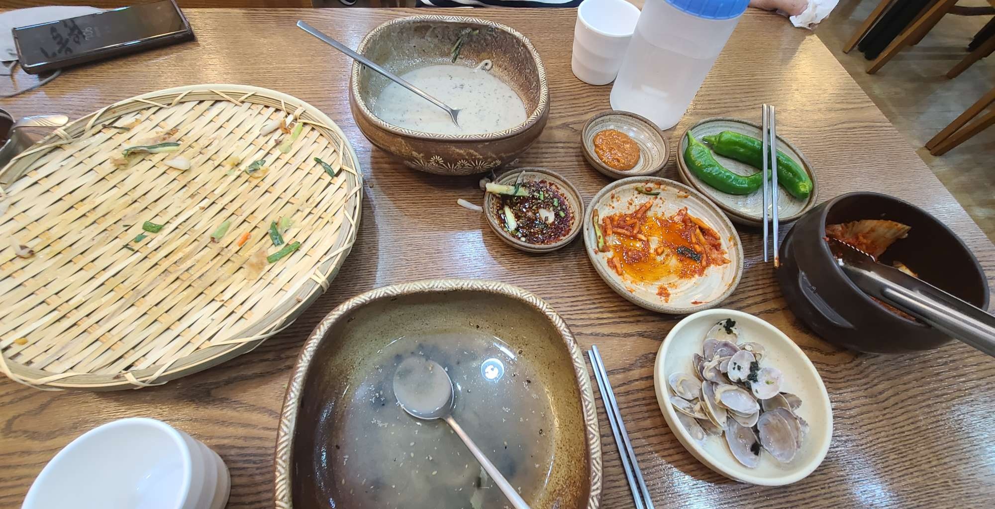 다 먹고 난 뒤 음식이 싹 비워진 사진