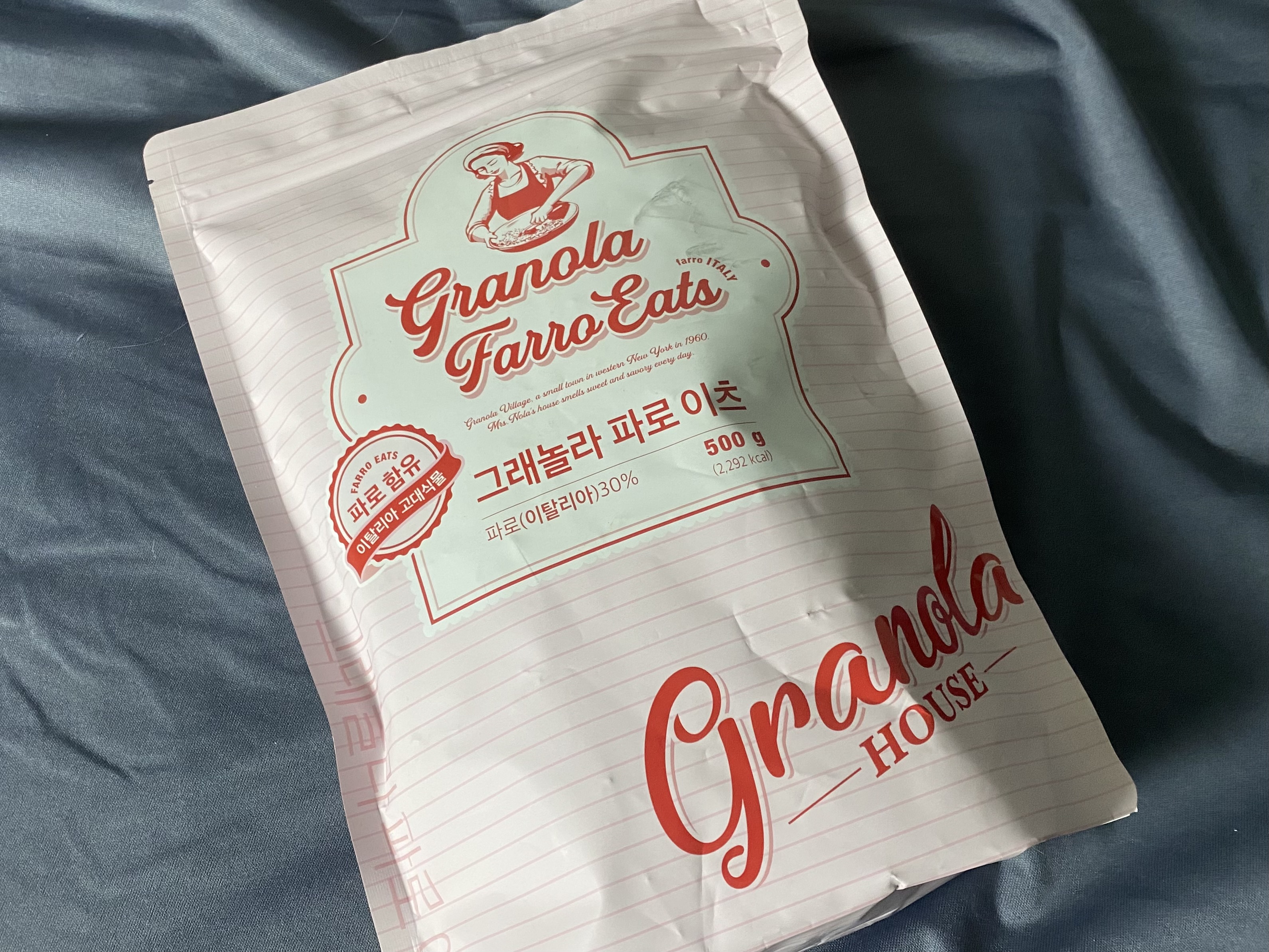 코스트코에서 구매한 코스트코 '그래놀라 파로이츠' 패키지 전며사진입니다. 배경은 파란색이고 '그래놀라 파로이츠'는 분홍색입니다. "파로 함유, 이탈리아 고대식 물, 그래놀라 파로 이츠, 파로(이탈리아) 30%, 500g(2,292 kcal)" 텍스트가 상품 패키지에 적혀 있습니다.