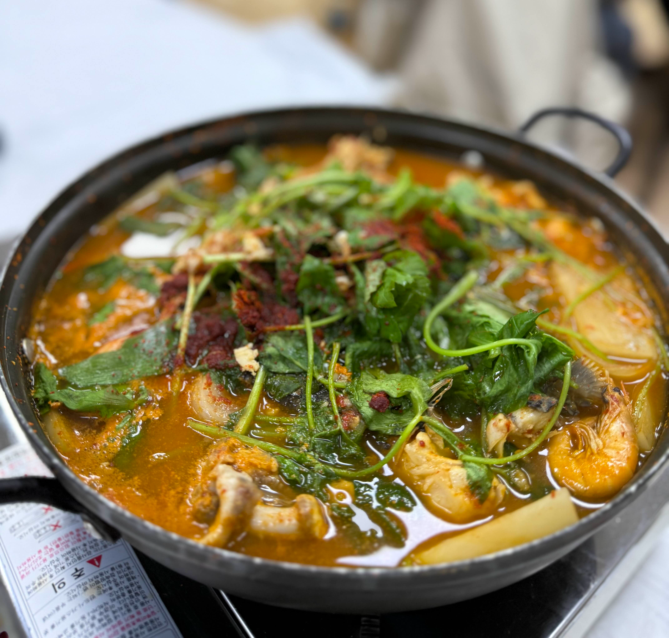 매운탕 준비 중인 냄비 속 신선한 채소와 해물