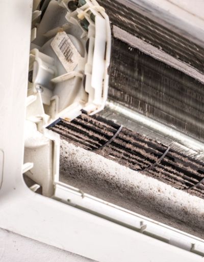 벽걸이 에어컨 곰팡이와 쌓인 먼지들