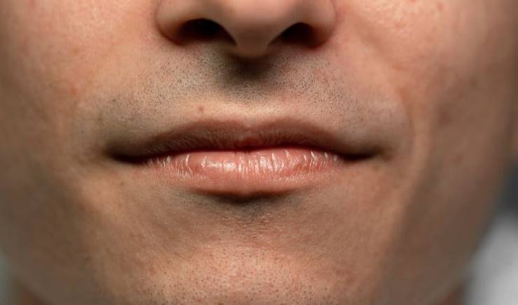 팔자주름이 보이는 남자