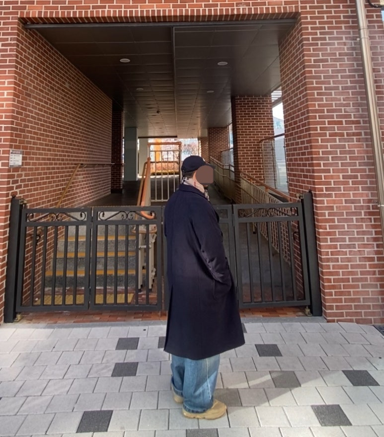 데일리룩('25.12.31.)윅 NY 워싱 빈티지 볼캡, 제이반스클래식 글랜체크 울머플러 울목도리, 그레이휴 더블브레스티드 롱코트, 에러스익셉티드 왁스 데님팬츠, 아디다스 오즈위고