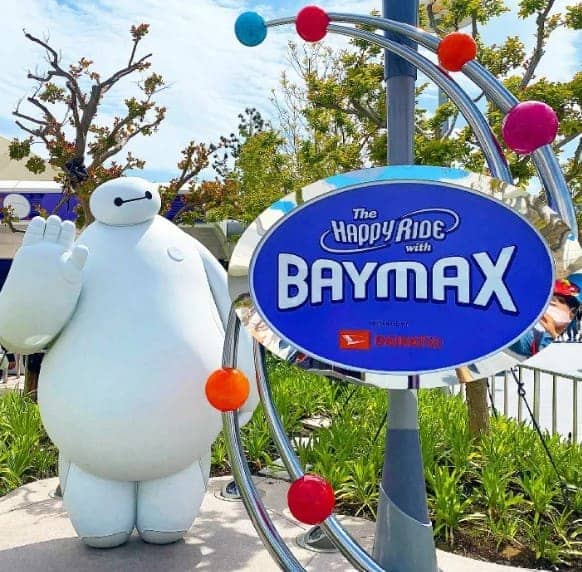 사람모양의 동상이 서있다.